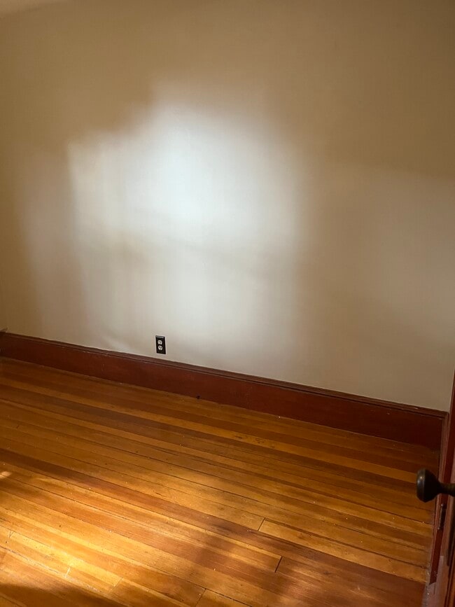 Building Photo - 107 Elm St