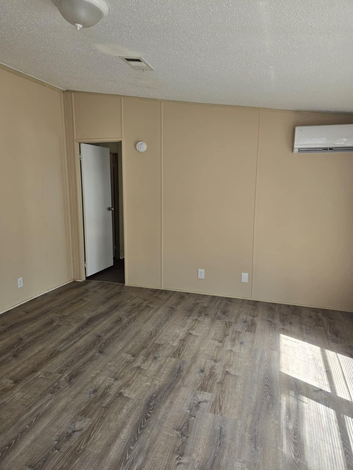 Building Photo - 910 W Maxanna Blvd