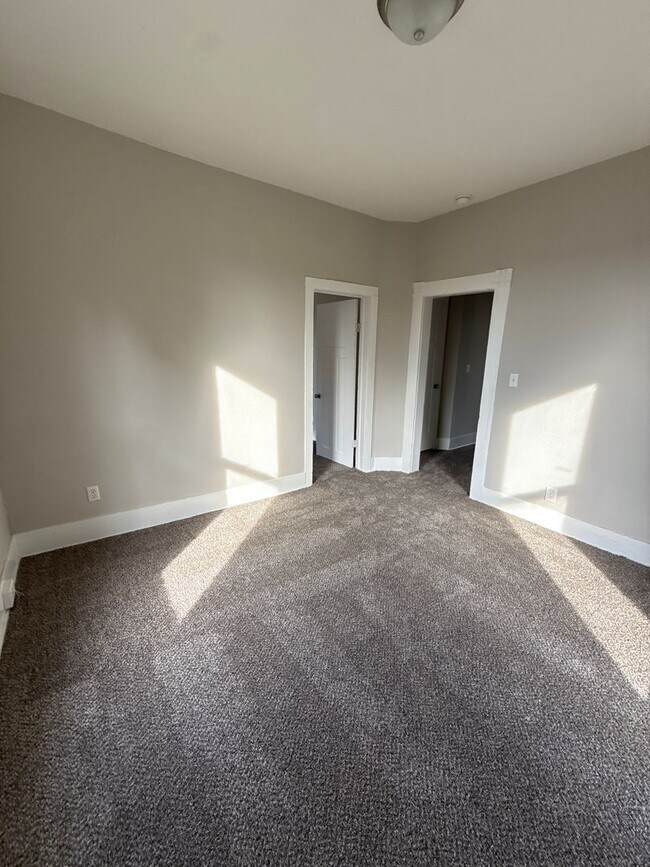 Building Photo - 3 bedroom/2 bath house