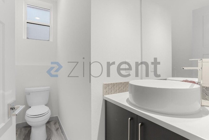 Building Photo - Unit C