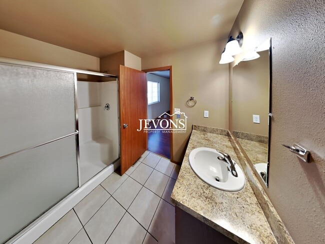 Building Photo - Spacious 3-Bedroom, 2-Bathroom Apartment in Central Yakima