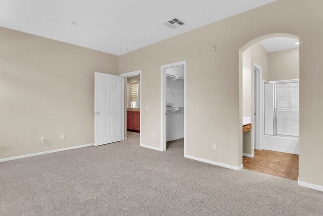 Building Photo - Beautiful townhome in Mission Valley!  Ava...