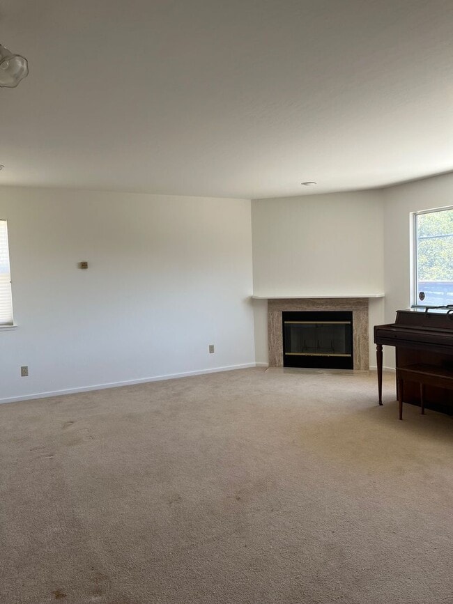 Building Photo - Great Four Bedroom, Three Bathroom House in Monterey