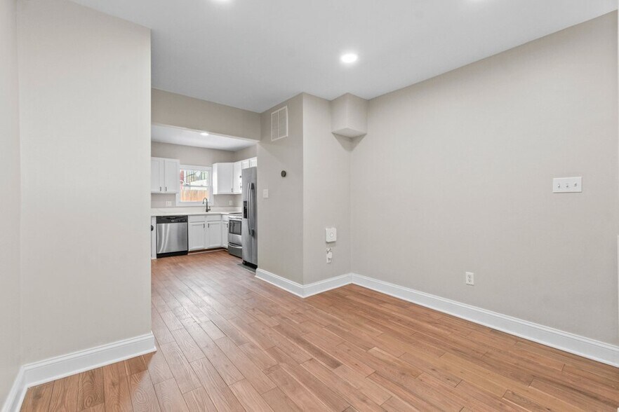 Building Photo - 324 W 29th St