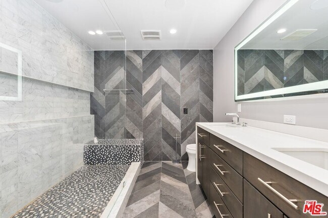 Building Photo - 1129 Larrabee St