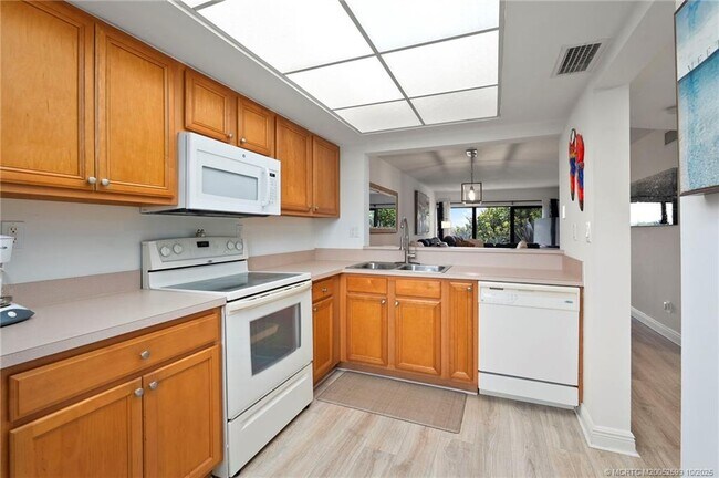 Building Photo - 10310 S Ocean Dr