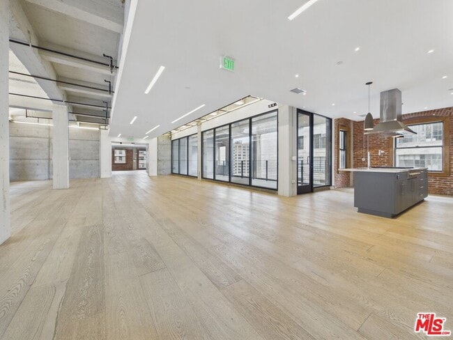 Building Photo - 808 S Broadway