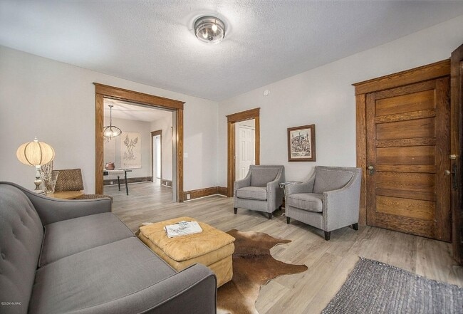 Building Photo - 25 E 16th St