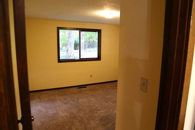 Building Photo - 4 bed 3 bath home, Lease through June 2027