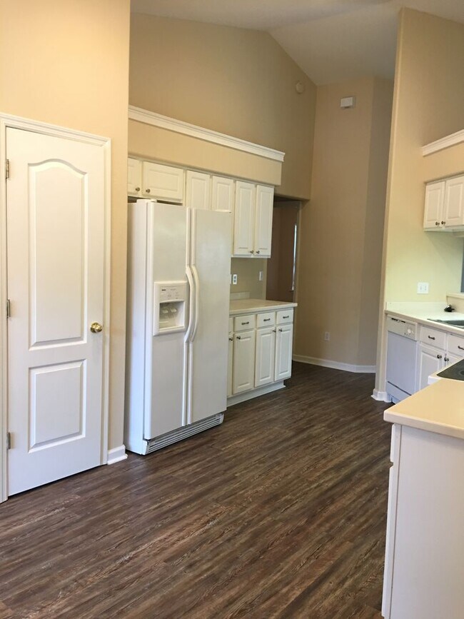 Building Photo - 5643 Sioux Dr