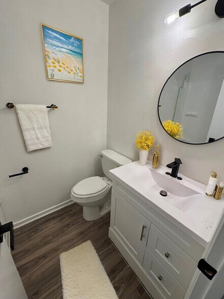 Building Photo - 950 N Walnut St