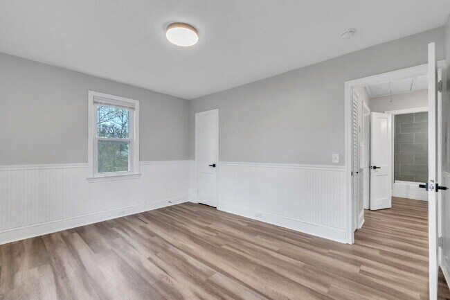 Building Photo - Stylish 2-Bedroom, 1-Bath Home with Contemporary Finishes ($1200/mo base rent***)