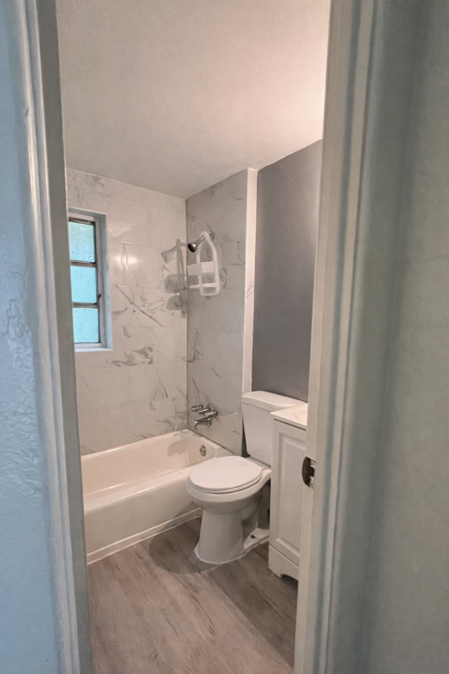 Building Photo - 2217 W 39th St