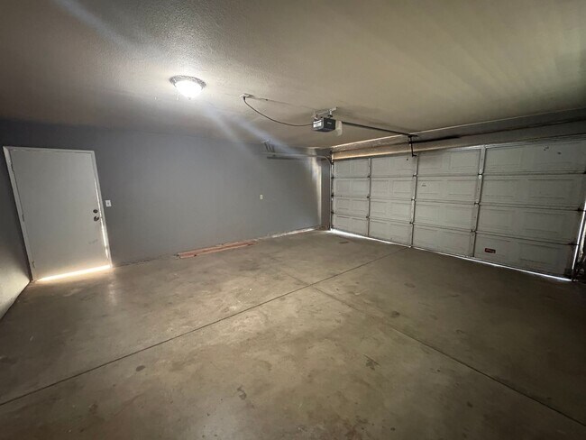Building Photo - Cozy Home On Spacious Lot In Tulare Available Now!