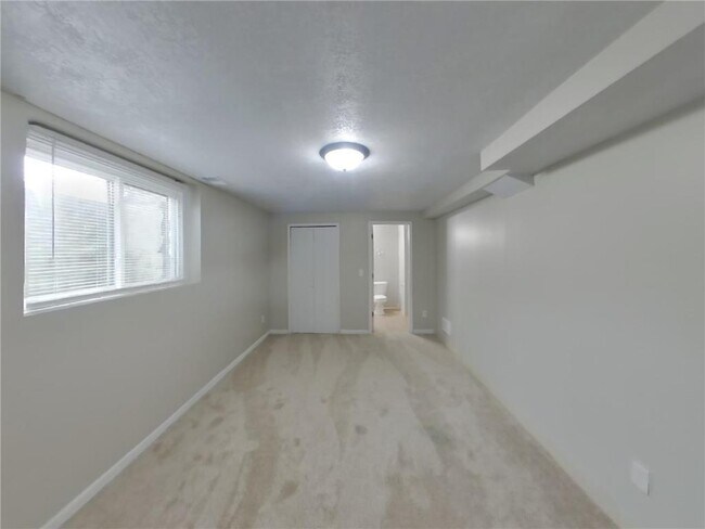 Building Photo - 1633 Sherwood Ave