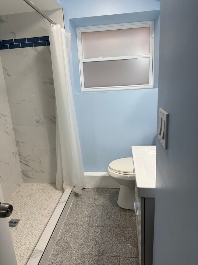 Building Photo - 1648 N McVicker Ave