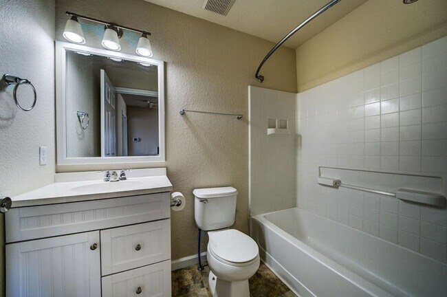 Building Photo - Beautiful 3 Bed 3 Bath Corner Lot Home!