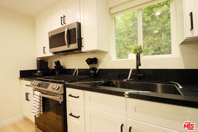 Building Photo - 9042 Phyllis Ave