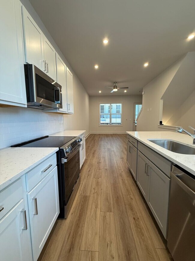 Building Photo - Peaceful City Living close to Everything!