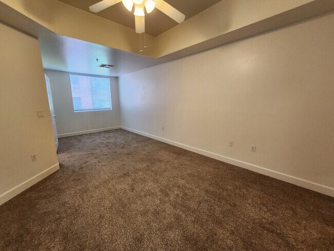 Building Photo - Luxury Mid-rise Condo unit  located on the...