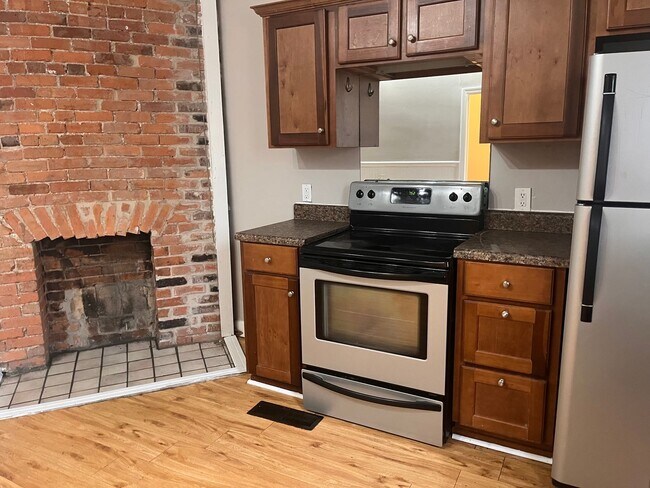 Building Photo - MOVE IN SPECIAL $250.00 OFF 1st Month's Rent- 2 bedroom, 1.5 bath apartment with W/D unit and sha...