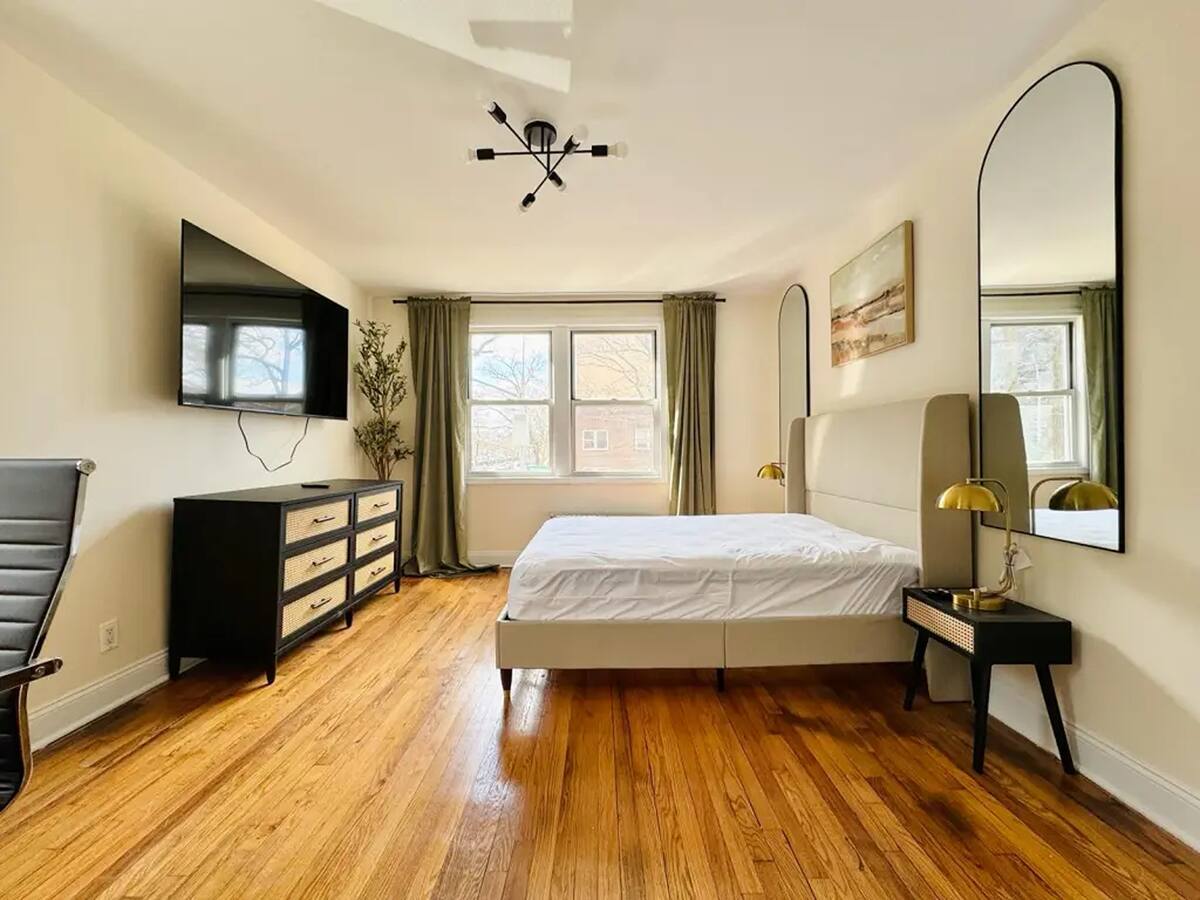 Building Photo - Furnished room/NOT APARTMENT