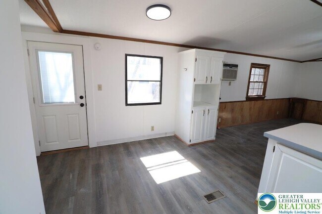 Building Photo - 238 Birchwood Ln