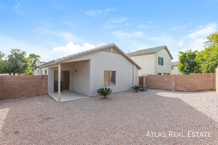 Building Photo - 206 W Brangus Way