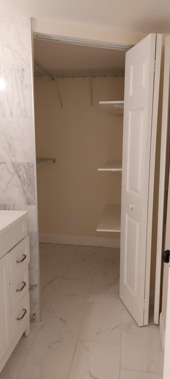 Building Photo - 1010 Lake Shore Dr