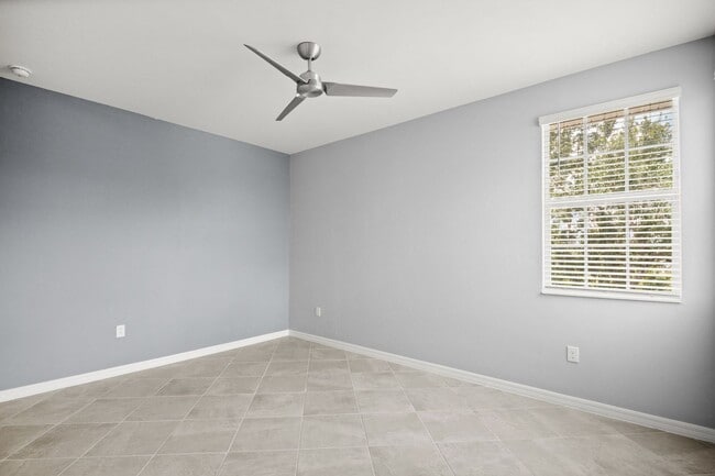 Building Photo - Stunning property, newer construction 3 sp...