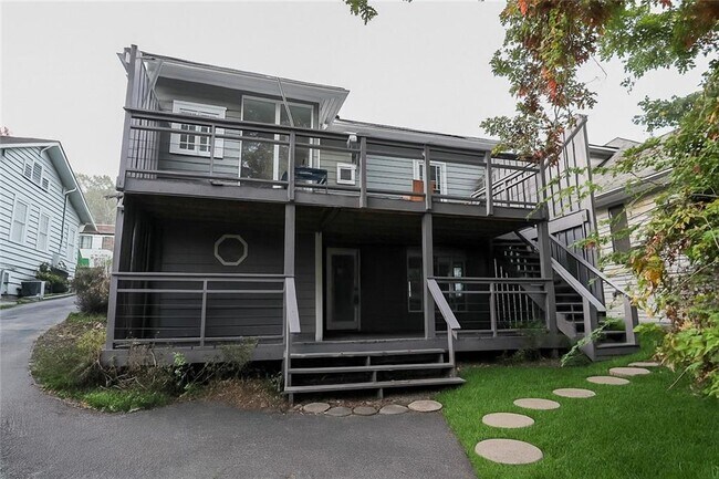 Building Photo - 916 Greenwood Ave NE