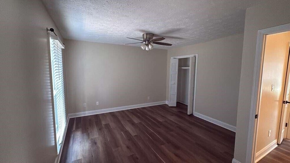 Building Photo - 5011 Meadow Ln