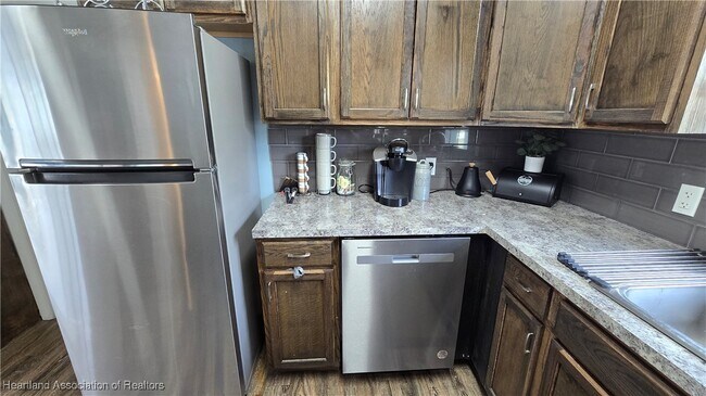 Building Photo - 639 Killarney Dr