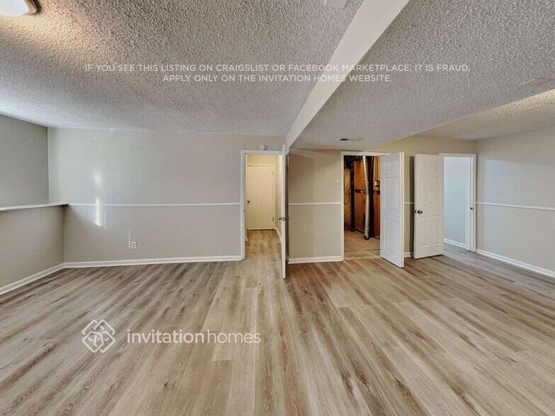 Building Photo - 1425 E 97th Pl