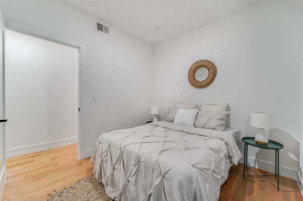 Building Photo - 827 Pavonia Ave