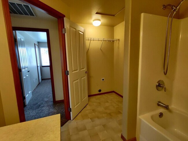 Building Photo - Tumwater Hill Town Home