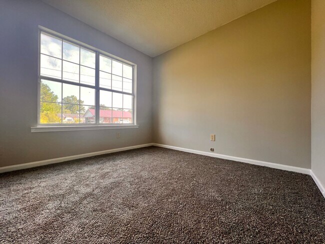 Building Photo - AVAILABLE LATE AUGUST | RECENTLY RENOVATED...