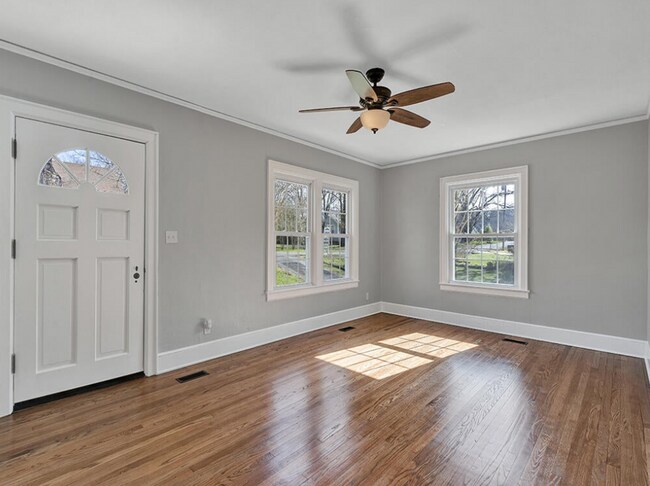 Building Photo - Charming 2 Bedroom Home with Fenced Yard in North Chattanooga!