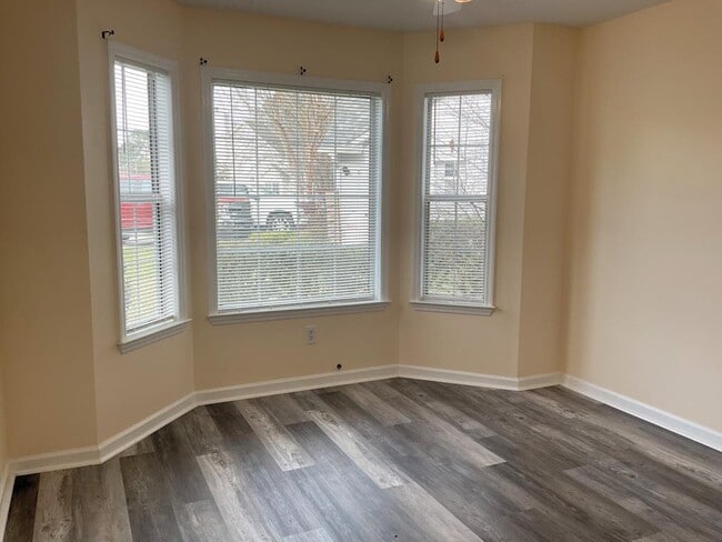 Building Photo - 3650 Farmington Pl