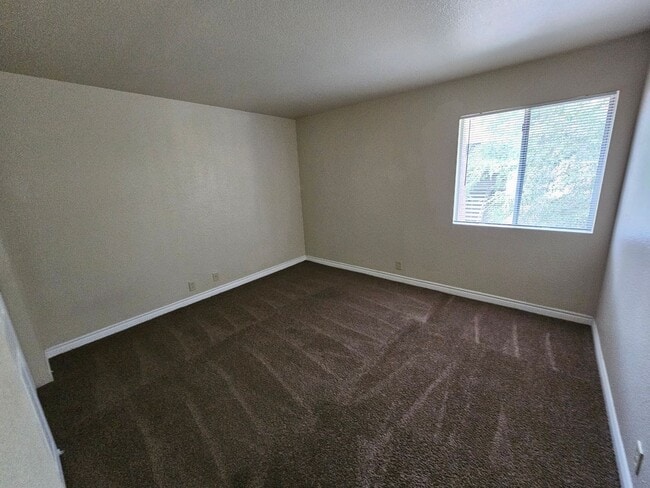 Building Photo - 2 Bedroom Condo located at Bella Vita!!