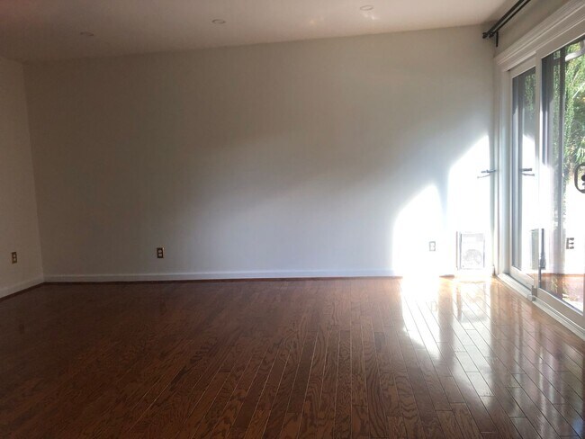 Building Photo - Well Maintained & Updated - 3 BR - Reston Metro