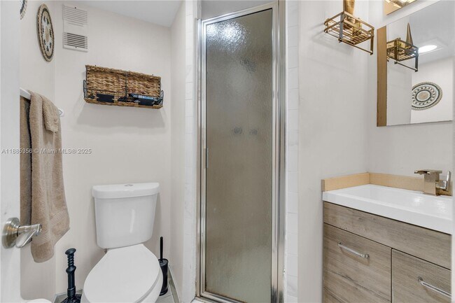 Building Photo - 9410 Poinciana Pl