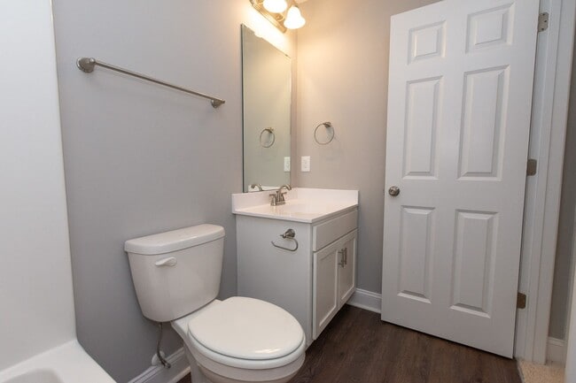 Building Photo - MOVE-IN READY $300 off first month