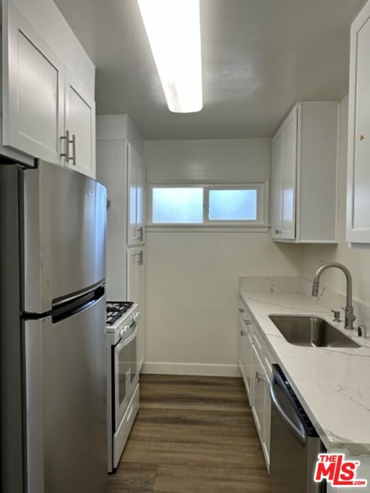 Building Photo - 517 S Kenmore Ave