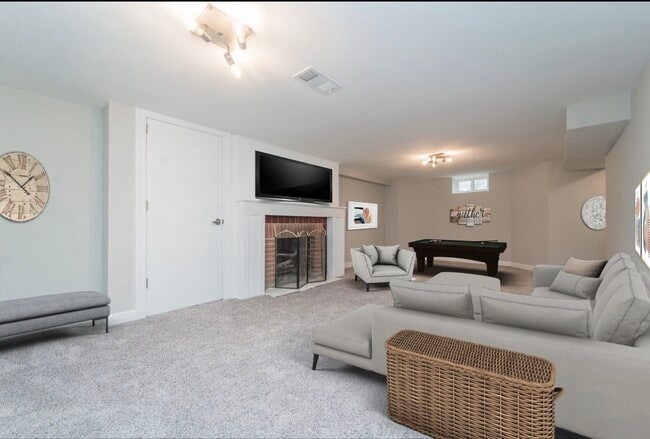 Building Photo - 6601 N Sioux Ave