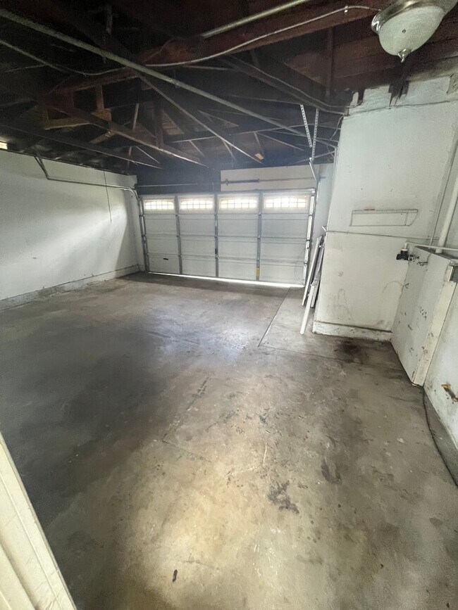 Building Photo - 3-bedrooms 2-bathrooms House for rent in Covina