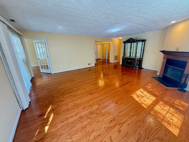 Building Photo - 2101 Woodbox Lane