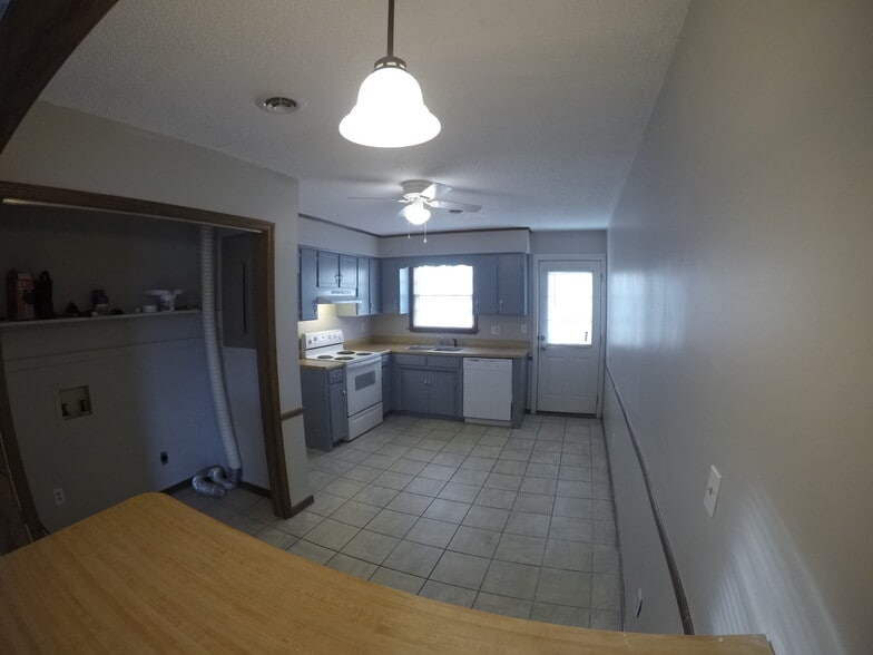 Kitchen - 1536 E Blackstock Rd