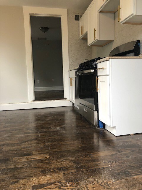 Building Photo - 70 William St