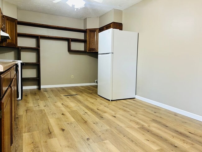 Building Photo - Great Space, Convenient Location